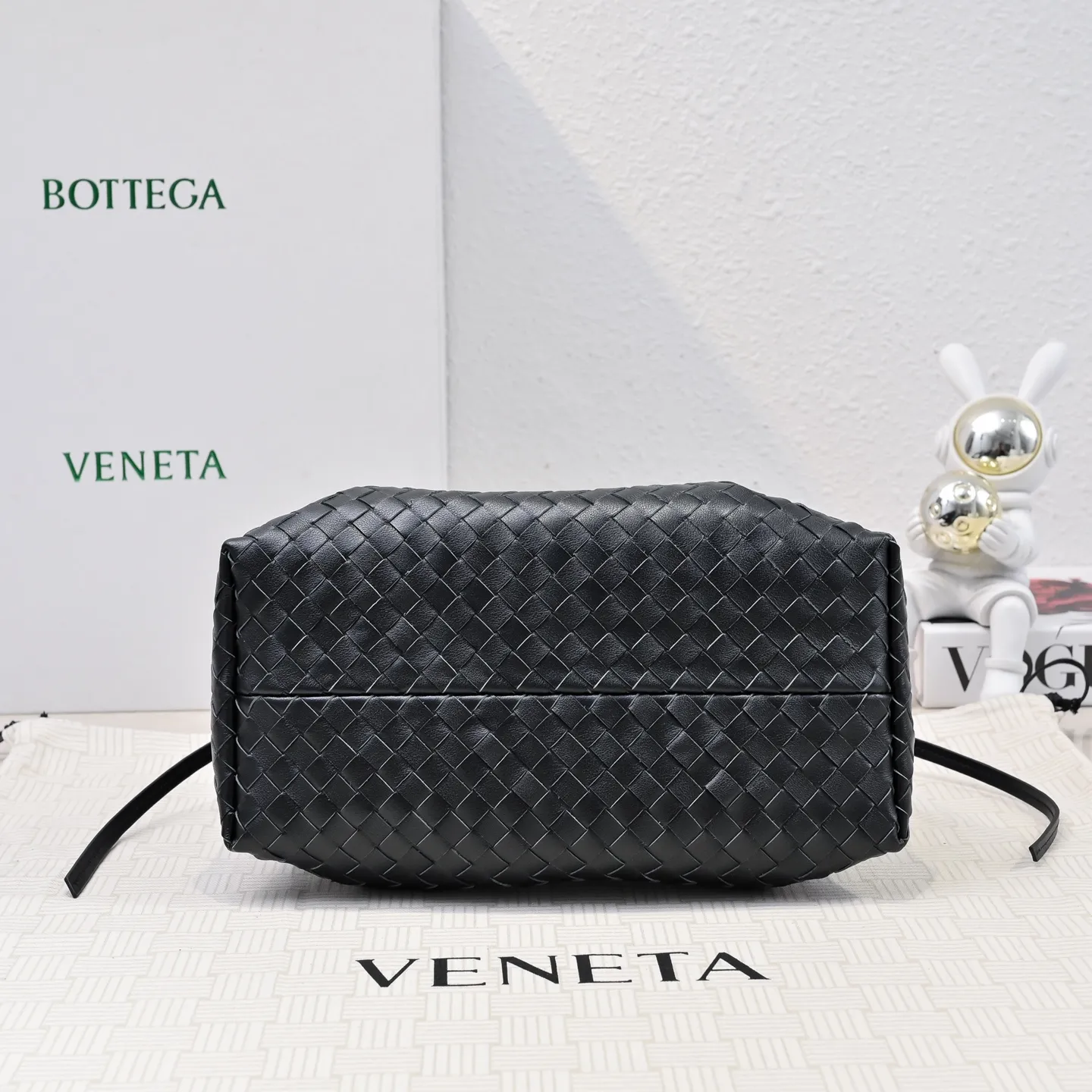 Batch 1760 BOTTEGA VENETA 2025 new product pinacoteca has super soft leather, and the weaving function, practicality and relaxed fashion sense have not fallen behind❤️‍🔥Amway has given sisters a must-have bag when going out. The size of the bag also accurately meets the commuting needs of urban beauties. It can accommodate mobile phones, keys, lipstick, powder, sunscreen, shopping bags...all of it! ! ! 🔥The capacity should not be underestimated~ It does not choose people, clothes, or occasions. With its majestic curved outline, exquisite woven texture, delicate edges and rounded handles, this woven vegetable basket bag truly achieves the goal of "dressing up and being fashionable without getting in the way"~ Are you interested in Jimei? Style number: 9004 Size: 24*15*12cm